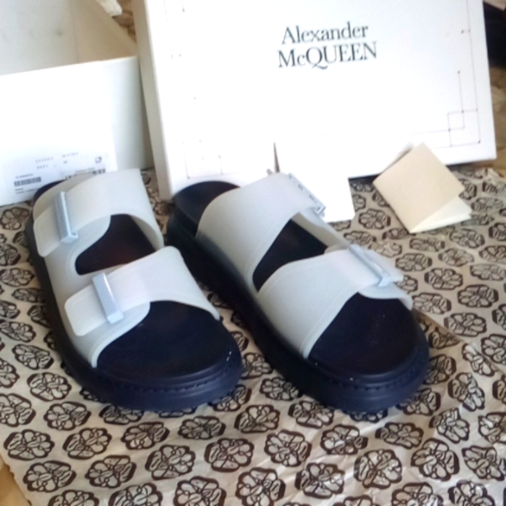 McQueen white pool slides like new EU 42 USA 10 - exactly 11.5" long